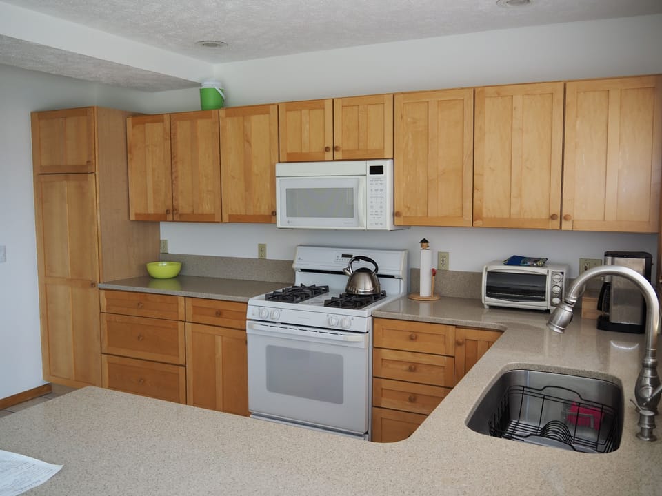Full kitchen. - Full kitchen.