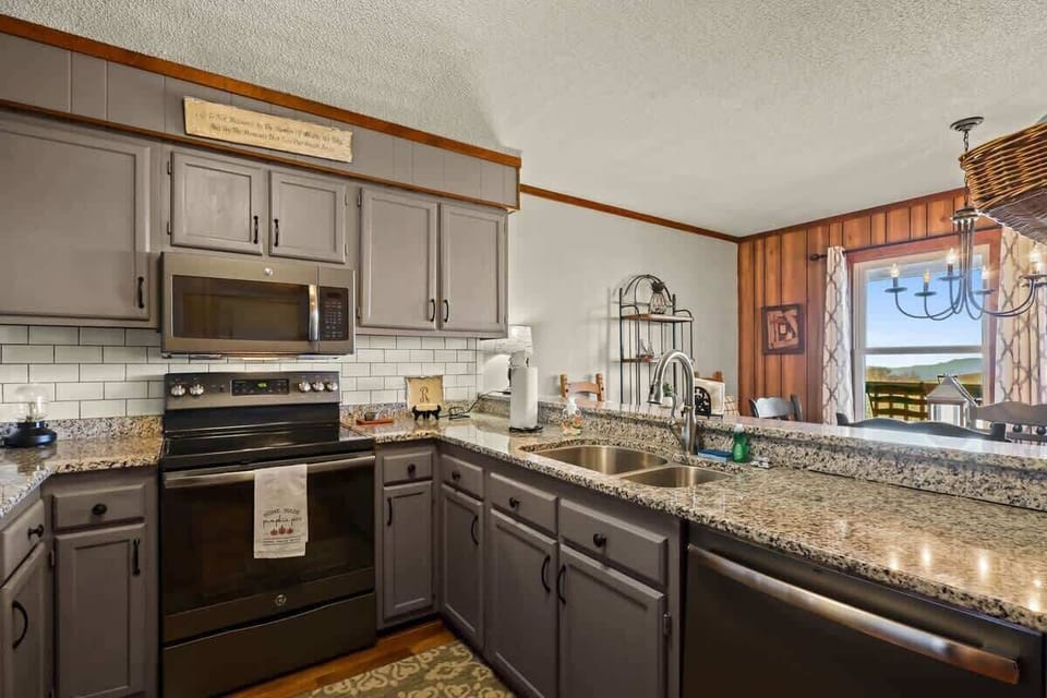 Chef's delight: Fully equipped kitchen with modern appliances and spacious counters. Create culinary masterpieces in a homey haven.
