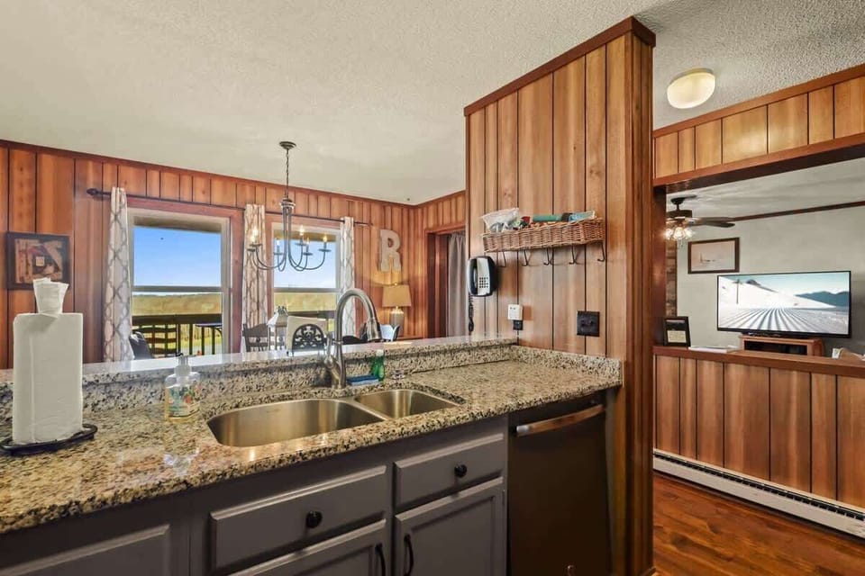 Chef's paradise: Fully equipped kitchen, modern appliances, and spacious counters—culinary creativity .