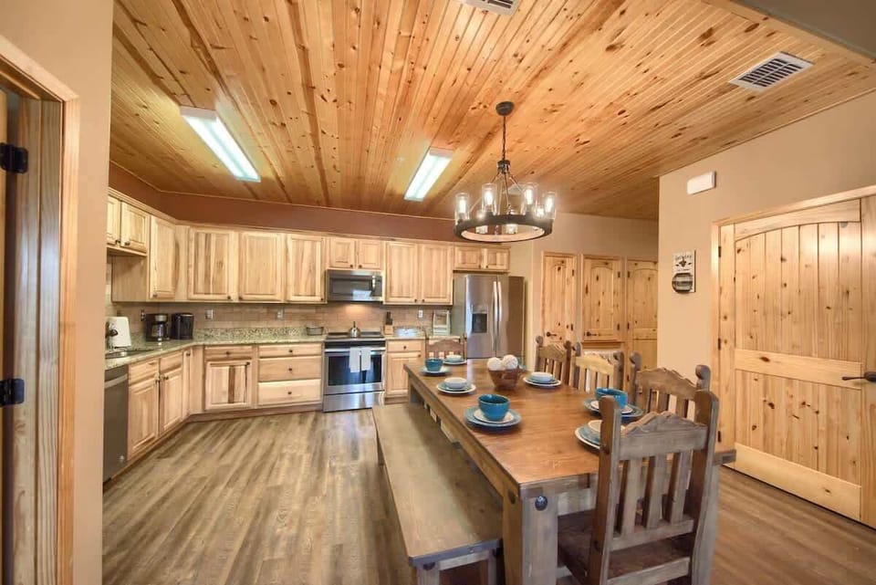 Beautiful kitchen/dining area!