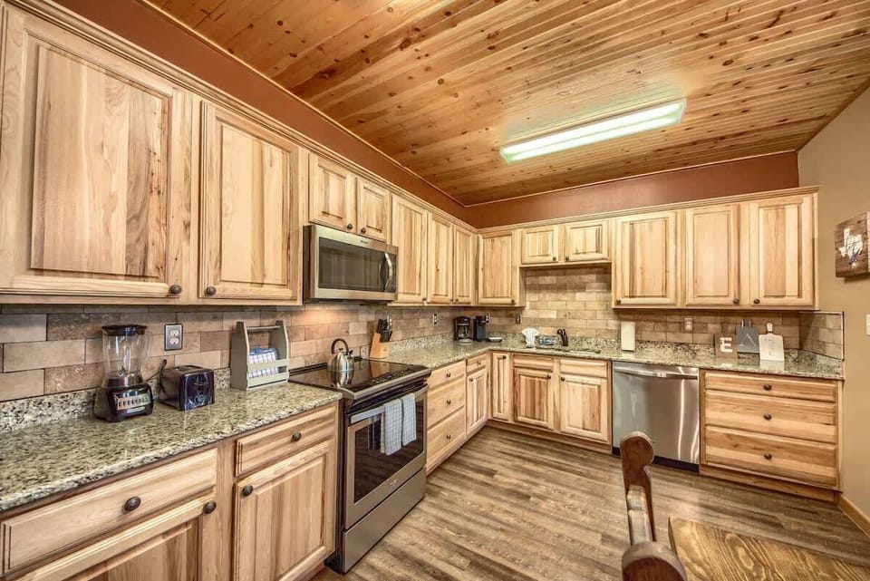 Fully stocked kitchen!