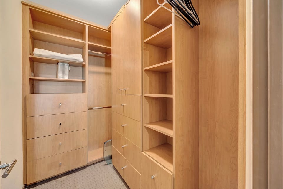 K0376 - Primary Bdr Closet
