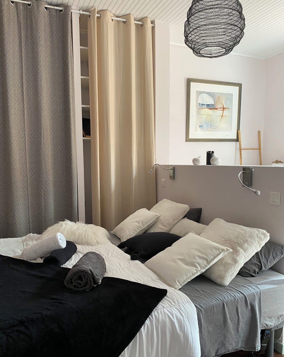 Deluxe Double Room | Iron/ironing board, free WiFi, bed sheets