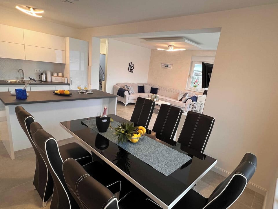 Apartment, 3 Bedrooms, Smoking, Balcony | Dining room