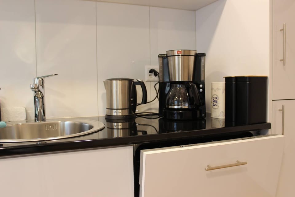 Apartment, 1 Bedroom | Private kitchen | Coffee/tea maker, microwave, stovetop, cookware/dishes/utensils
