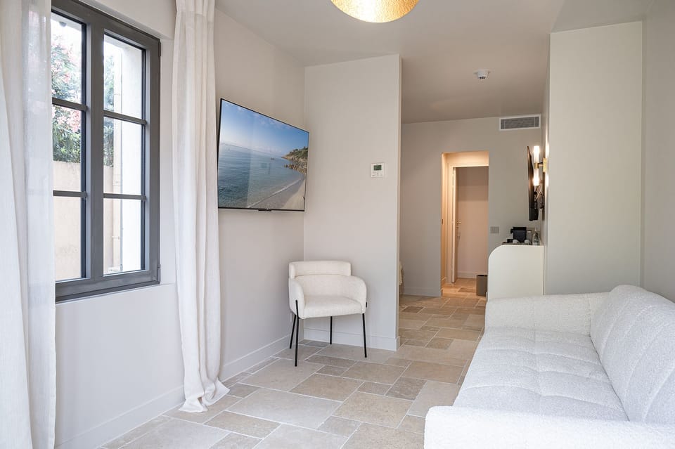 Suite 2 personnes | Living area | 130-cm Smart TV with satellite channels, TV