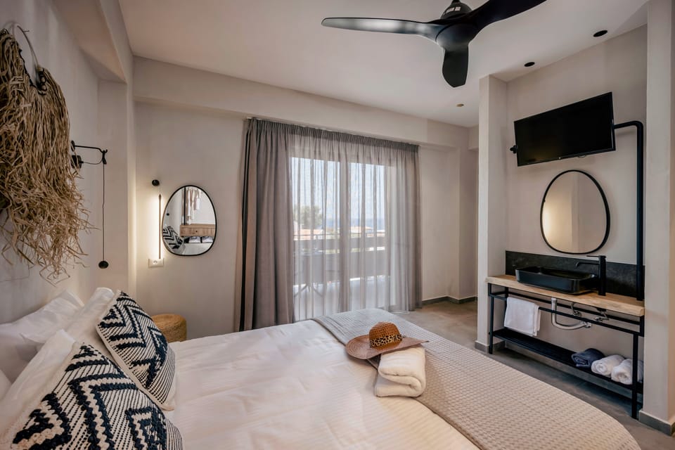 Junior Studio Suite, 1 Queen Bed | Room amenity