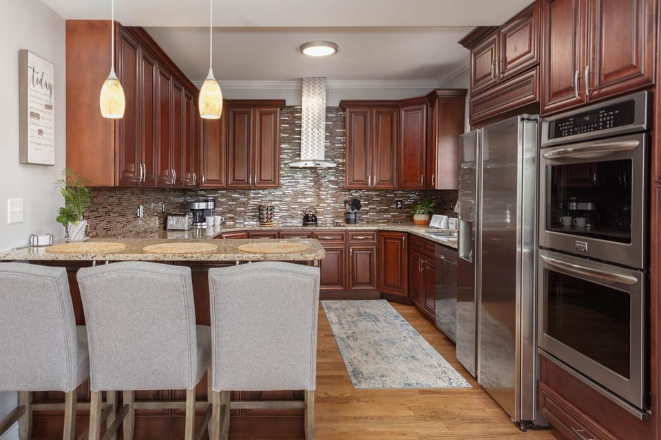 With counter seating for 3 and ample counter space, it's easy to socialize while preparing meals or brewing coffee.