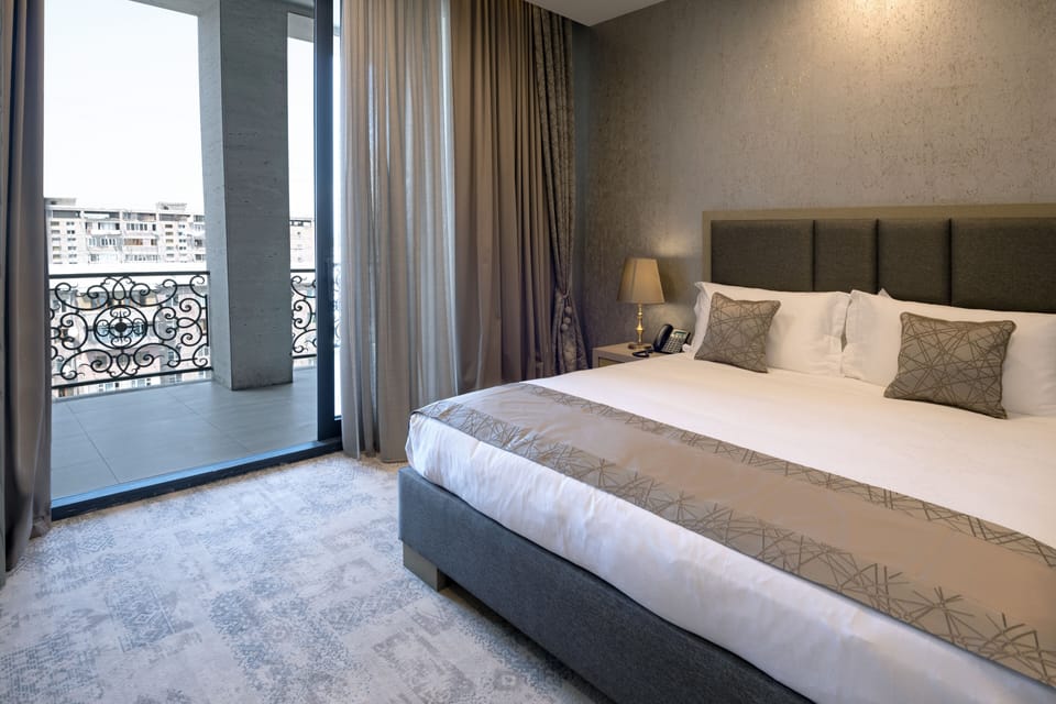 Senior Suite | Minibar, in-room safe, desk, blackout drapes