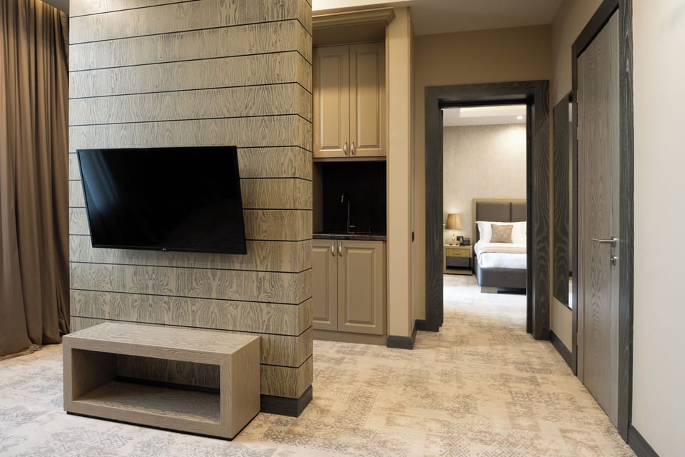 Senior Suite | Minibar, in-room safe, desk, blackout drapes