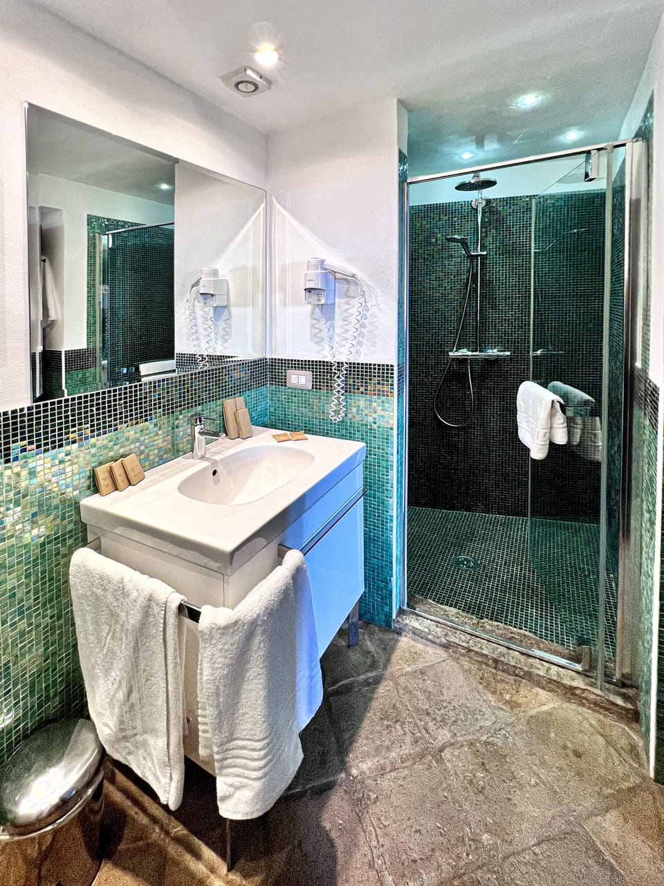 Cajeta Suite | Bathroom | Shower, rainfall showerhead, free toiletries, hair dryer