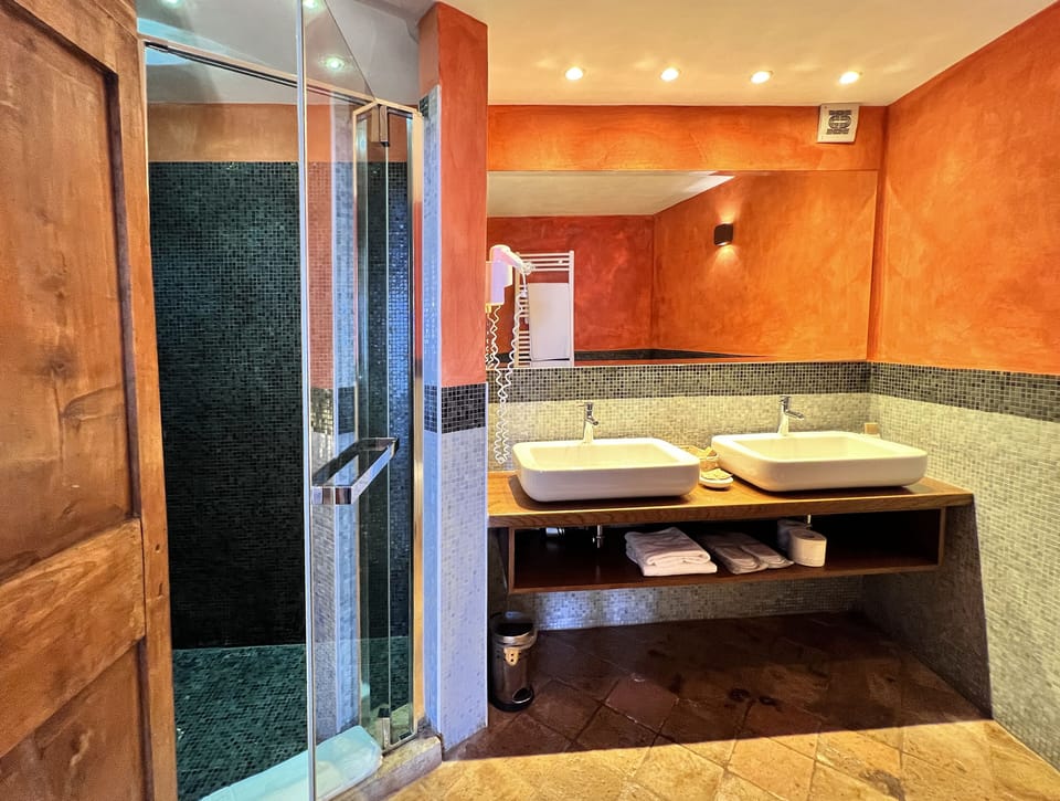 Superior Matrimoniale Vista Mare | Bathroom | Shower, rainfall showerhead, free toiletries, hair dryer