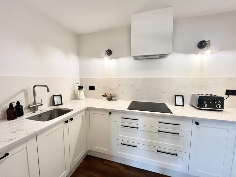 Fully Equipped Kitchen (2)