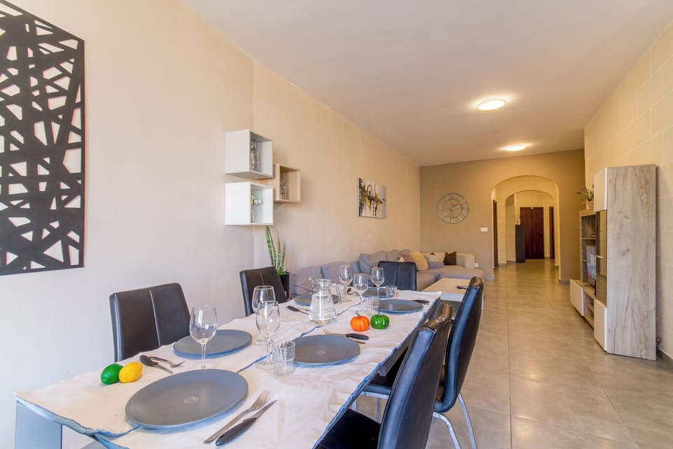 Family House, Multiple Bedrooms (Ta'Siku Gozitan villa + Pool & hot) | Dining