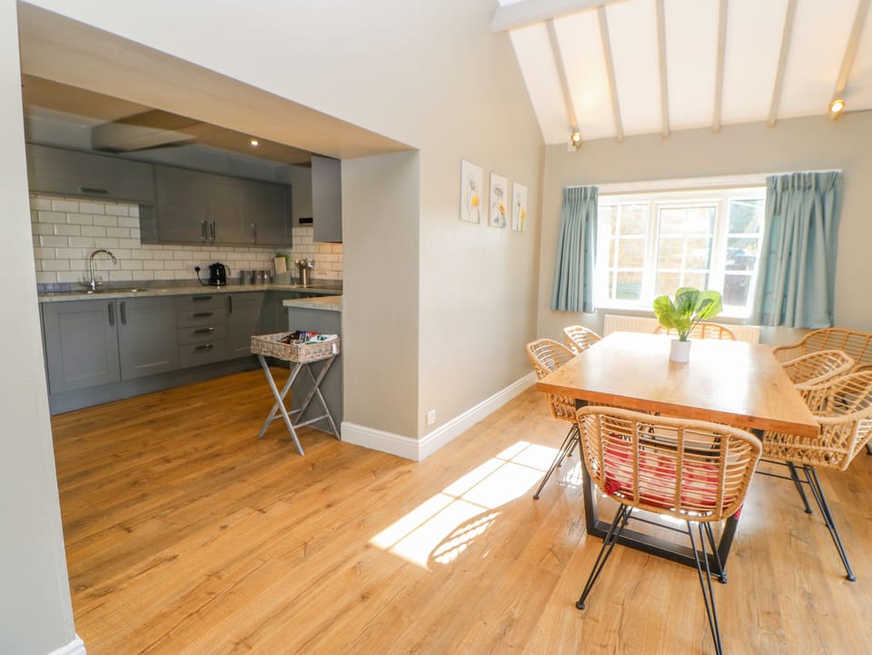 Cottage | Private kitchen | Fridge, microwave, dishwasher, electric kettle