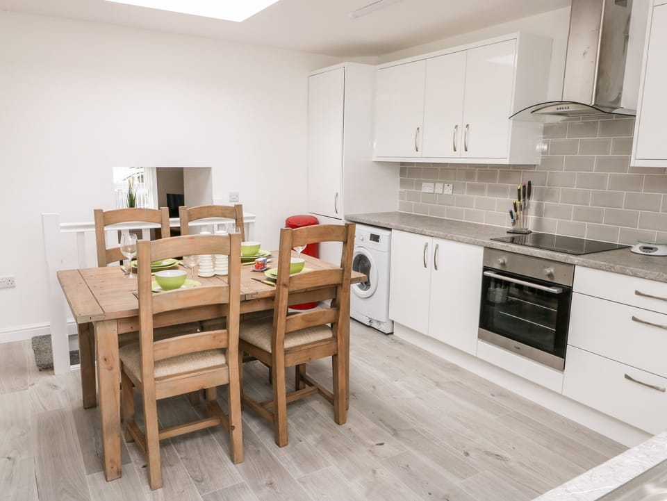 Cottage | Private kitchen | Fridge, microwave, electric kettle, toaster