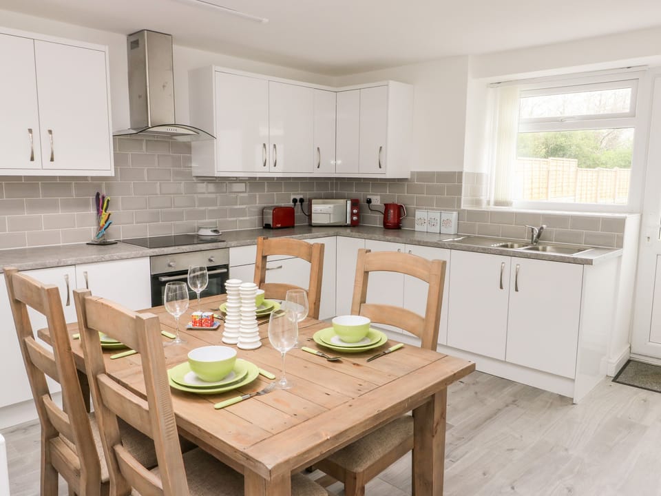Cottage | Private kitchen | Fridge, microwave, electric kettle, toaster