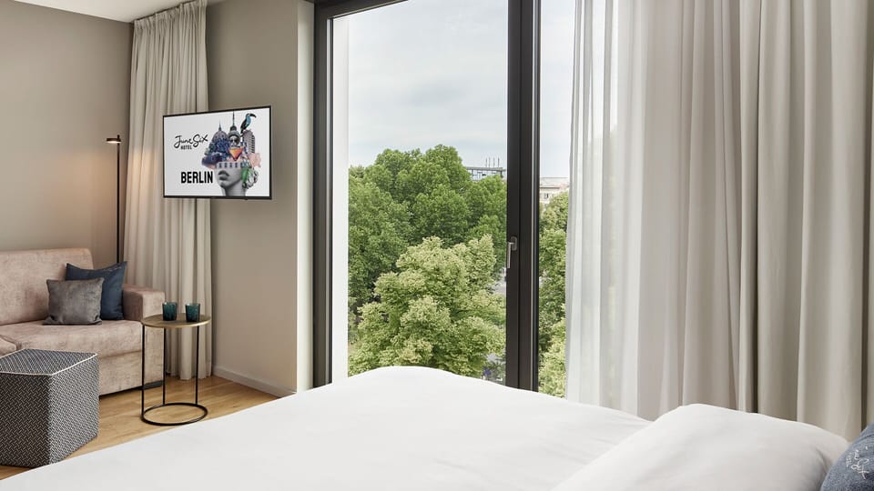 Comfort Room | City view