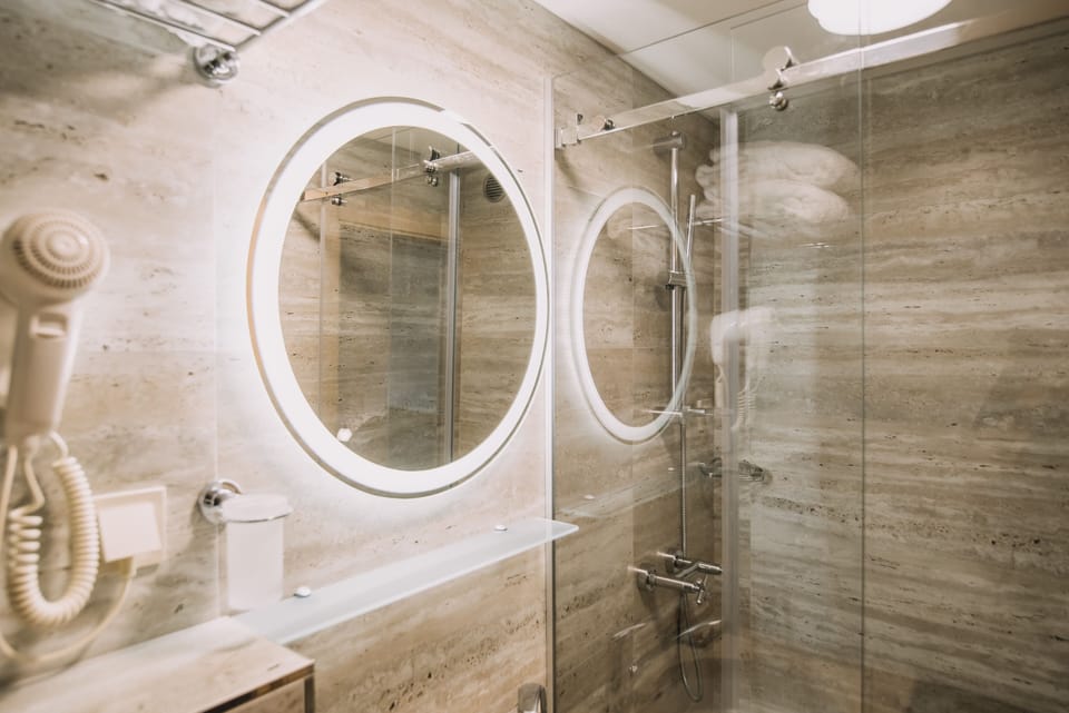Superior double room | Bathroom | Bathtub, jetted tub, free toiletries, hair dryer