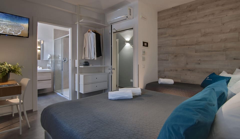 Triple Room | Minibar, desk, free WiFi, bed sheets