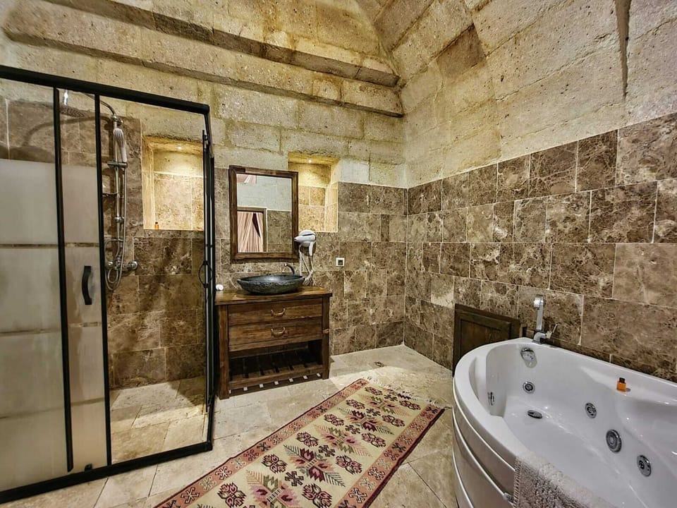 Jakuzili Mor Romantik Oda | Bathroom | Free toiletries, hair dryer, slippers