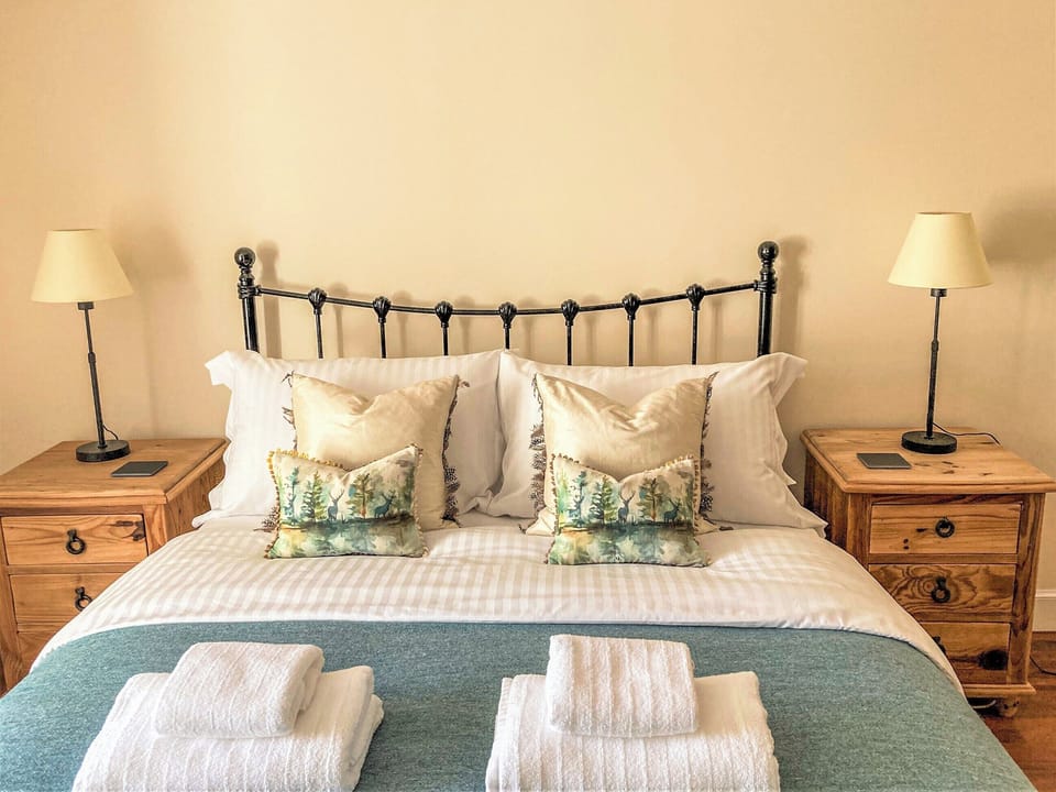 Double bedroom | Loch View, Grimshader