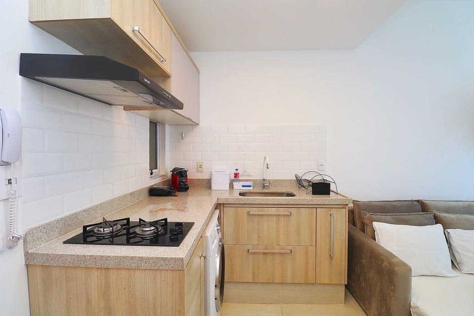 Executive Apartment | Private kitchen | Full-size fridge, microwave, coffee/tea maker, cookware/dishes/utensils