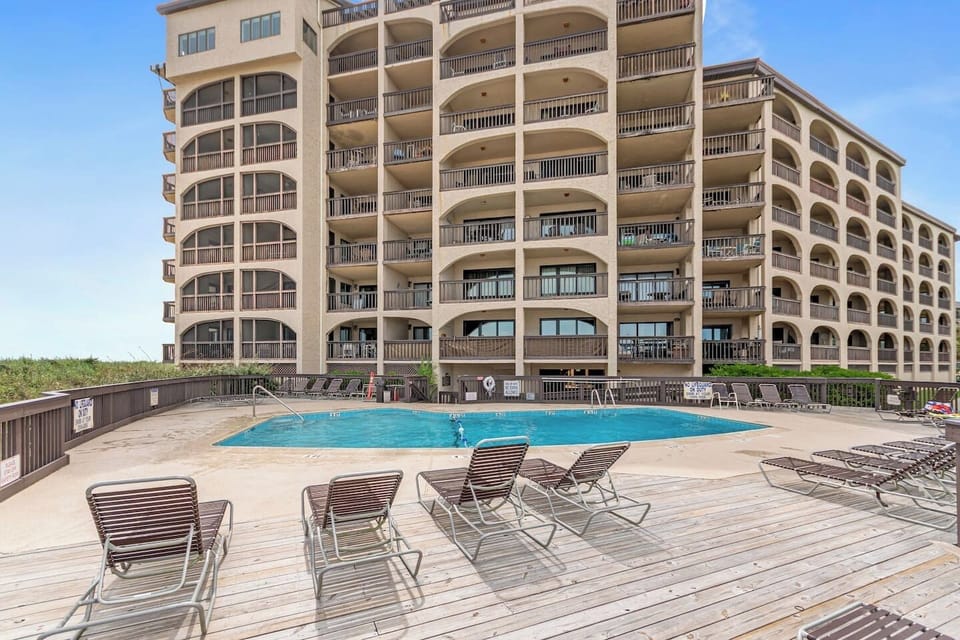 Direct Ocean Front Building w/ Pool