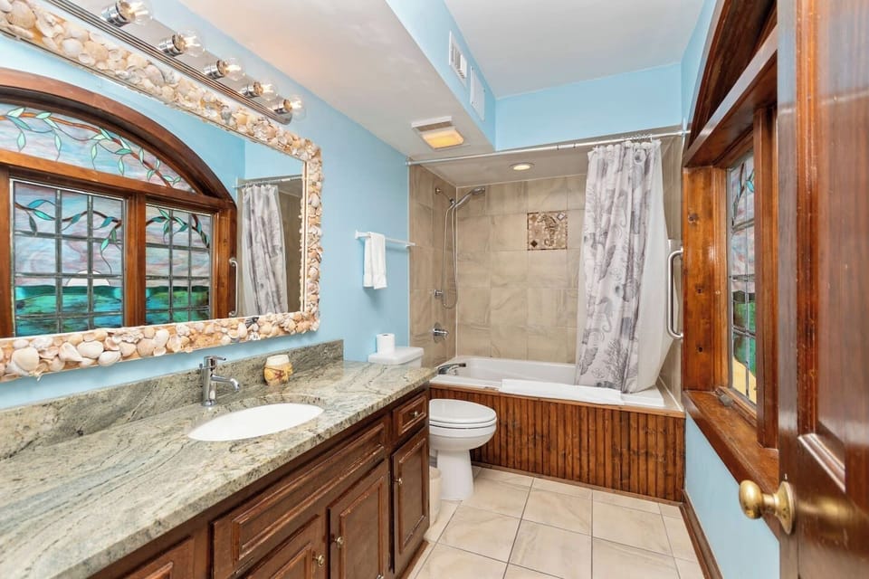 Master ensuite full bathroom w/ jacuzzi tub