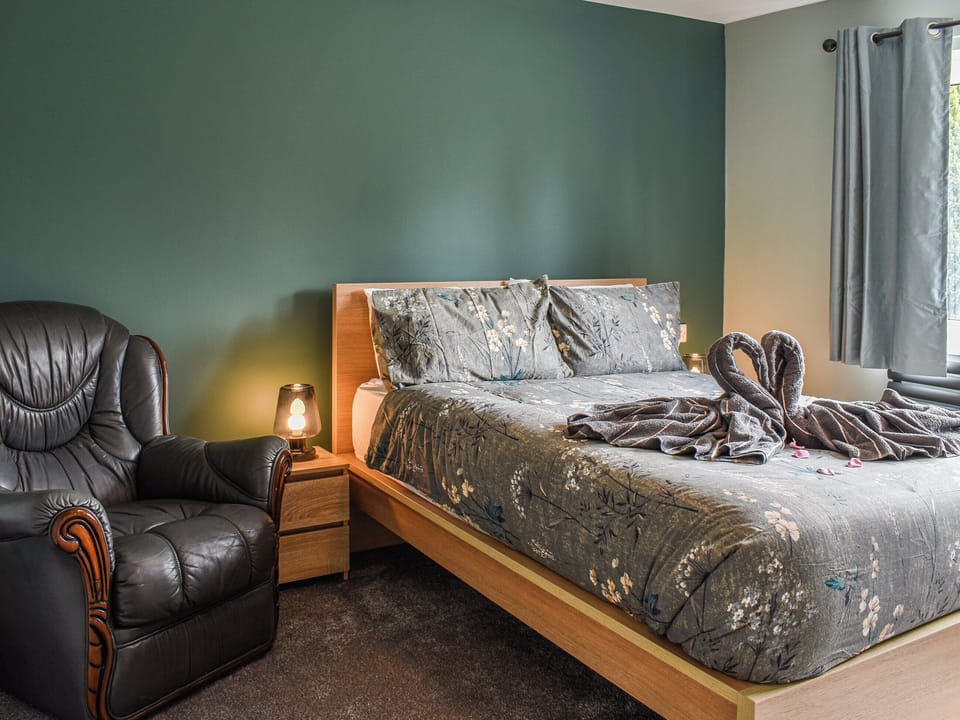 Double bedroom | Saville, Llanfaes