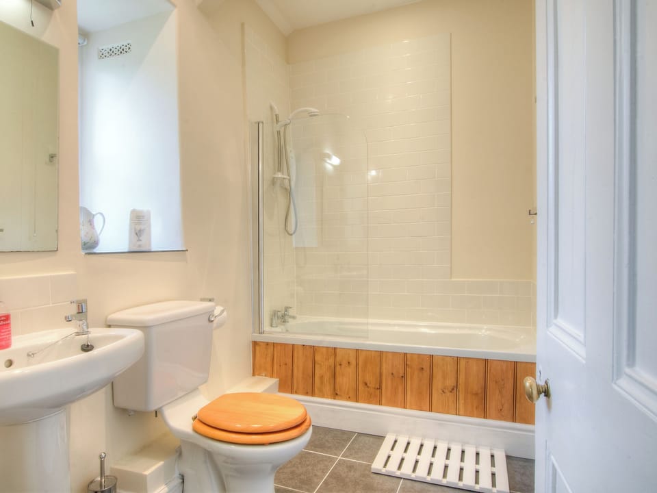 Bathroom | Bwthyn yr Ardd - Criccieth Cottages, Criccieth