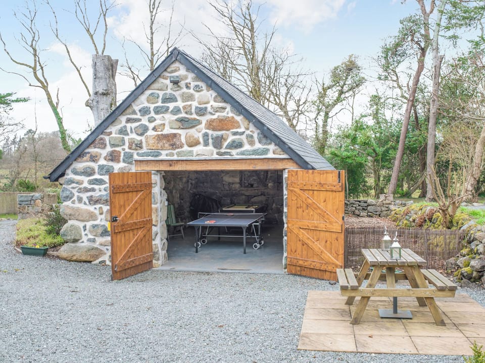 Outdoor area | Bwthyn yr Ardd - Criccieth Cottages, Criccieth