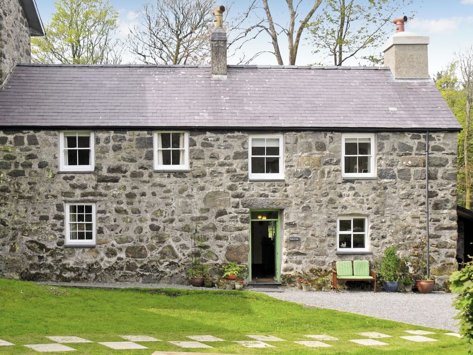 Exterior | Bwthyn yr Ardd - Criccieth Cottages, Criccieth