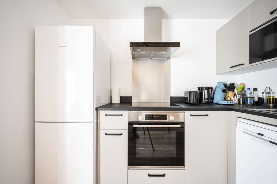 Plenty of kitchen accessories: frying pans, saucepans, baking tins, and much more.