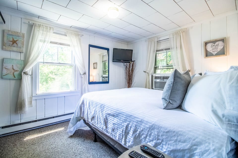 Private Romantic Couple Luxury Cottage, 1 Bedroom, Kitchen | Premium bedding, down comforters, pillowtop beds, individually decorated