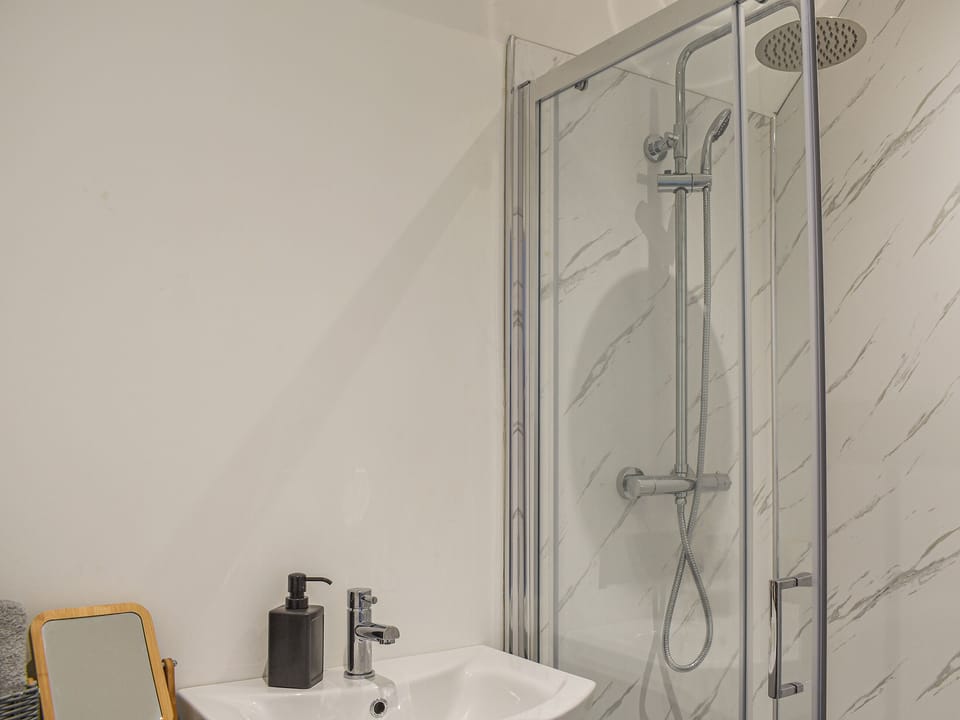 Shower room | Bryn Derwen, Harlech