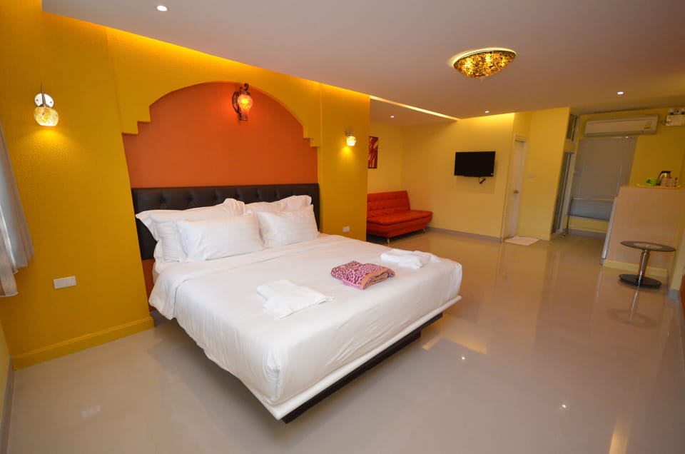 Deluxe Room | Desk, blackout drapes, free WiFi, bed sheets