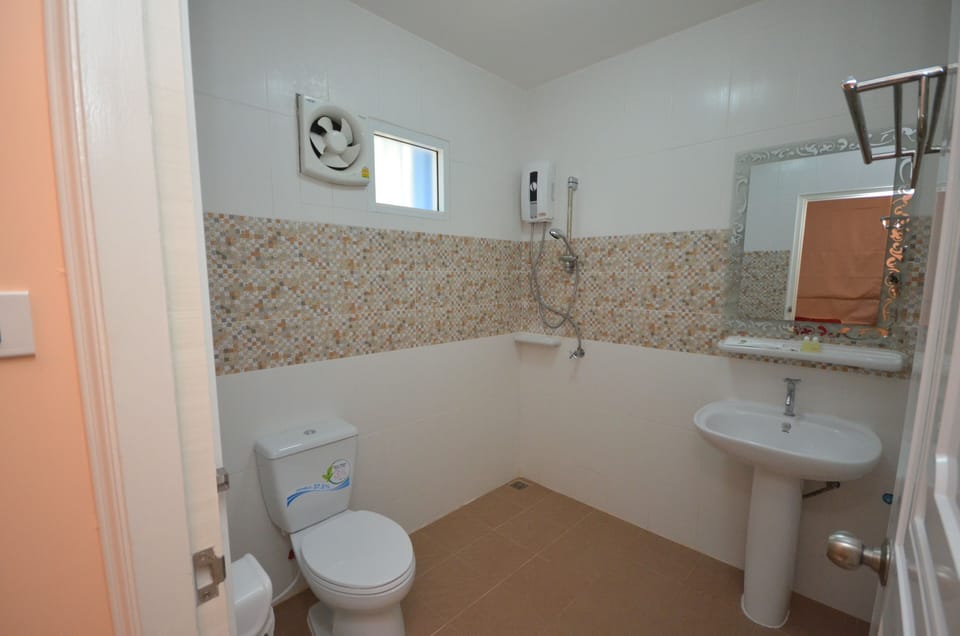 Deluxe Room | Bathroom | Shower, free toiletries, towels