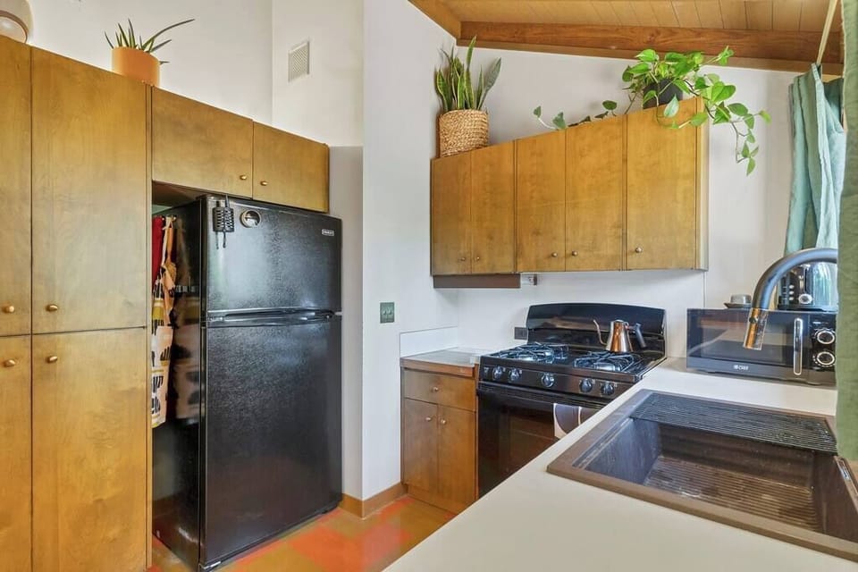 Stuff this full-size fridge with fresh groceries or takeout boxes, whichever is your pleasure. 