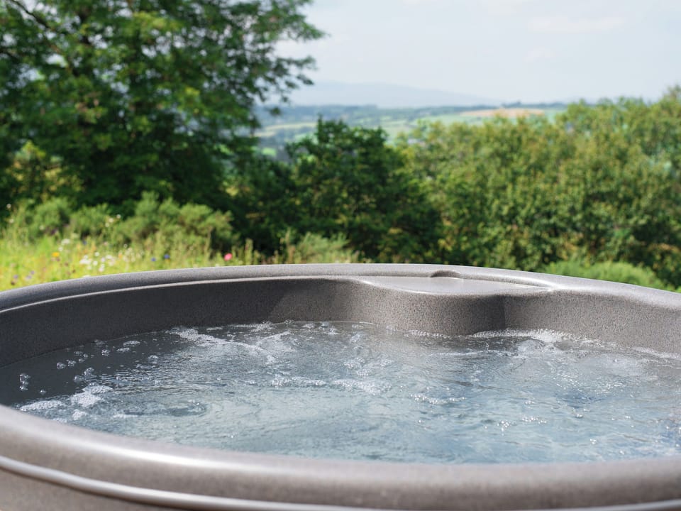 Hot tub | Dol y Mynydd (The Mountain Meadow) - Mountain Meadow Cabins, Abergele