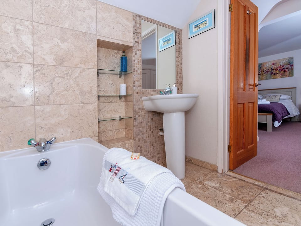 Bathroom | Ash Tree Cottage, Bosherston