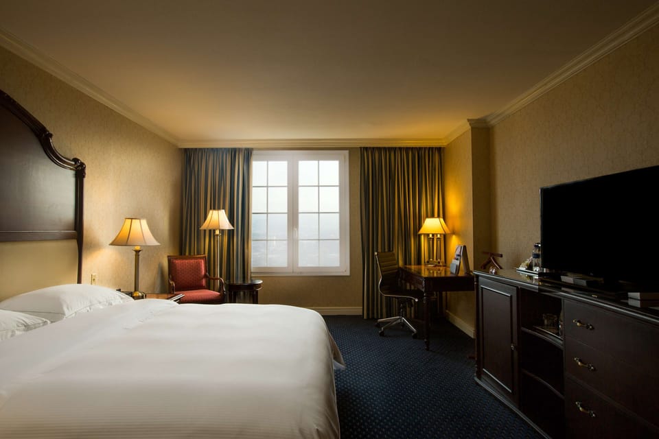 Premium Room (Level King) | Premium bedding, in-room safe, desk, laptop workspace
