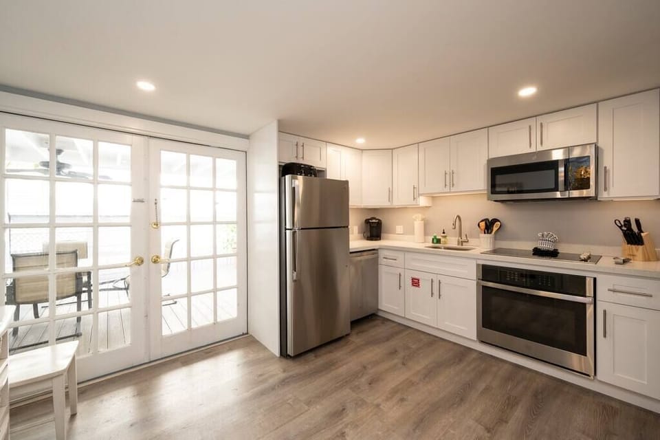 A well equipped kitchen has everything you need to make breakfast in the mornings or cocktails in the evening. 