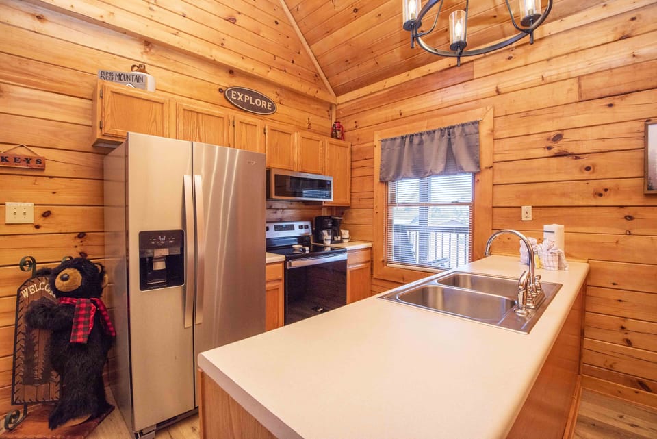 [Kitchen] Fully stocked + equipped!