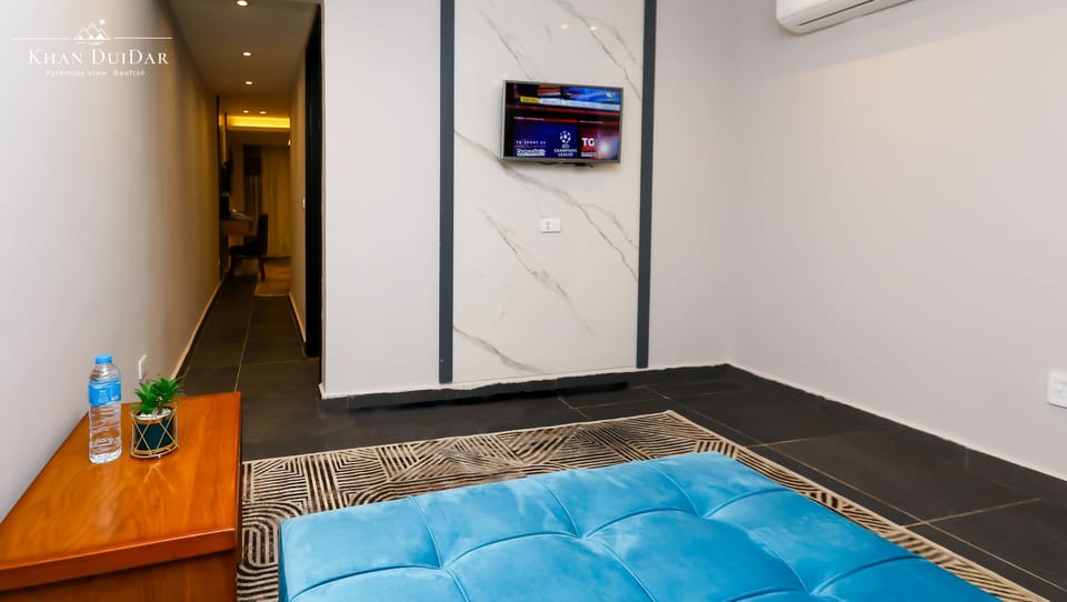 King Suite Jacuzzi Pyramids View Balcony | Living area | Smart TV, fireplace