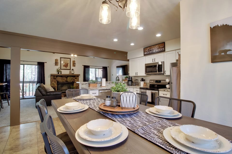 Dining Area | Dishes & Flatware Provided
