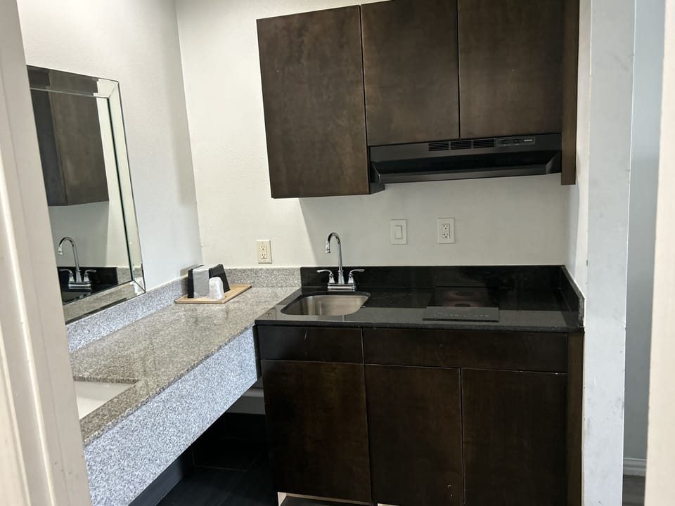 Family Studio, 1 King Bed, Kitchenette | Private kitchen