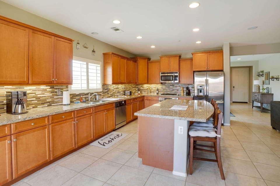 Kitchen | Fully Equipped | Cooking Basics | Paper Towels/Trash Bags Provided