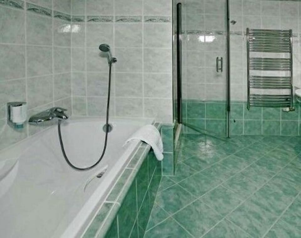 Deep soaking bathtub