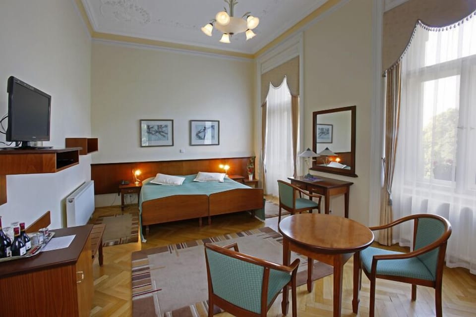 Double Room | Minibar, in-room safe, desk, blackout drapes